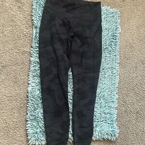 Lululemon Grey & Black Wunder Train
High-Rise Tight 28